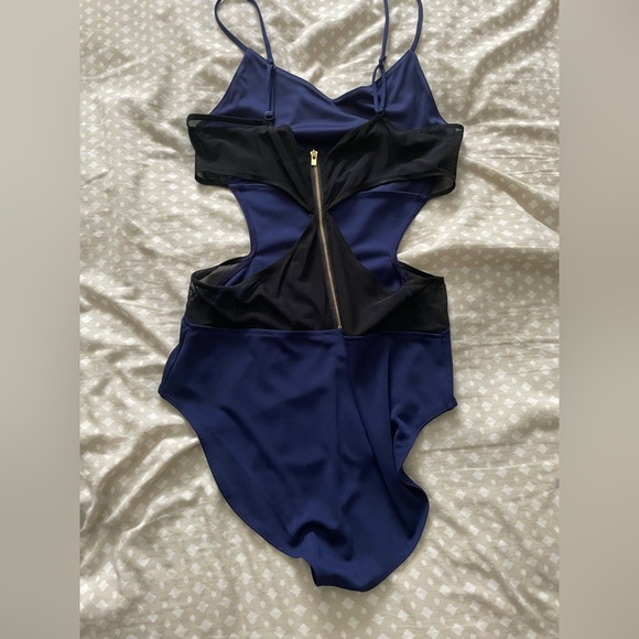 Express cutout bodysuit - Picture 3 of 5